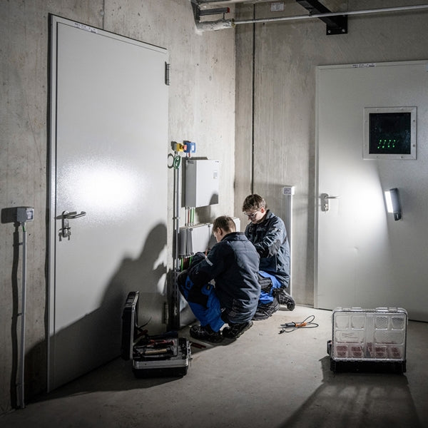 AF8R Work レッドレンザーが威信をかけた開発 高性能 作業ライト エリアライト