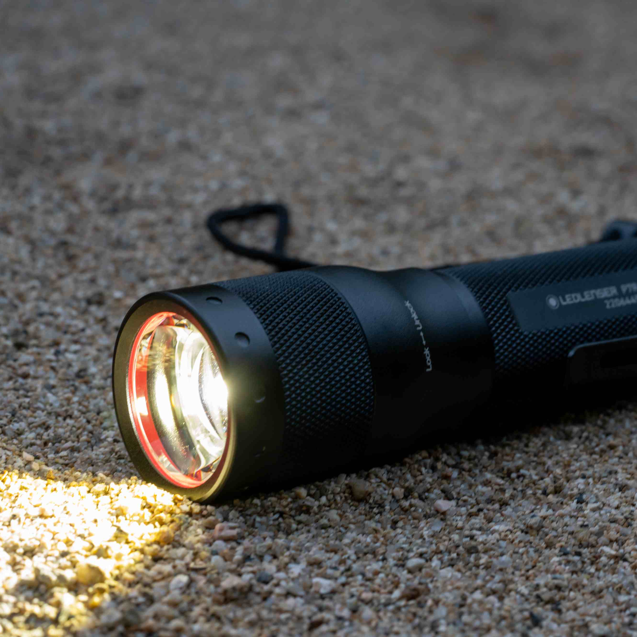 2026 新春特別企画 第三弾 キーライト付き!「P7R SE」: 18650型 充電池/ 乾電池=両方OK!