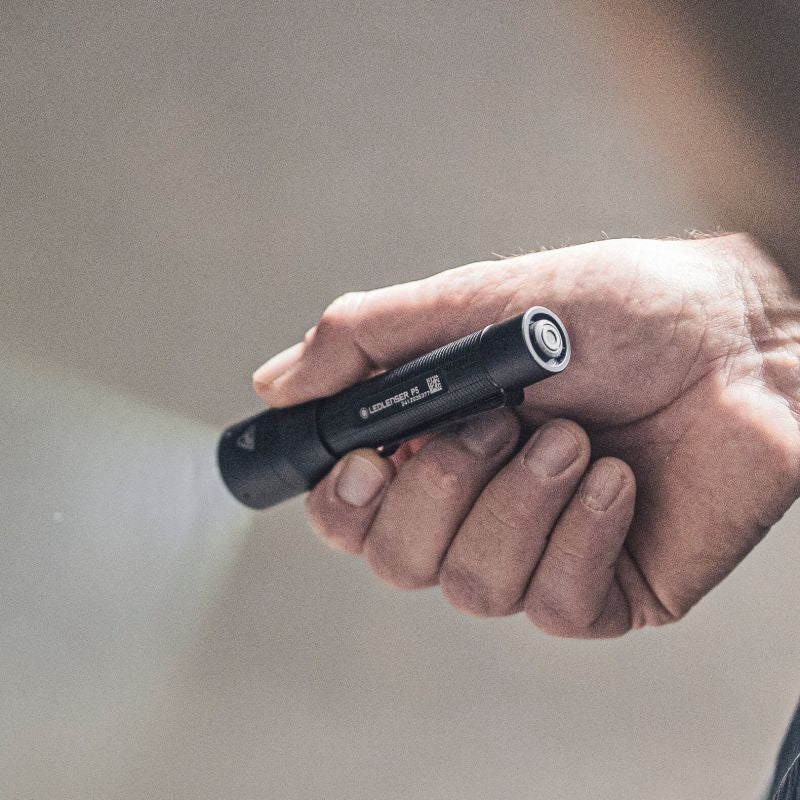 P5 第四世代 乾電池タイプの最新ミニライト—コンパクトボディに秘められた本格パワー