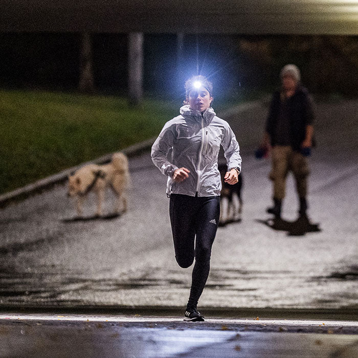 NEO1R: 39g 究極の軽さ 150ルーメン×3h照射 早朝や夕暮れのランニングに