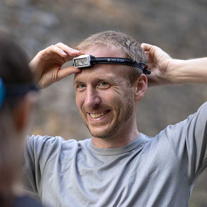 NEO3: 単四電池×3本で使えるスポーツモデル 街ランでも山でも◎