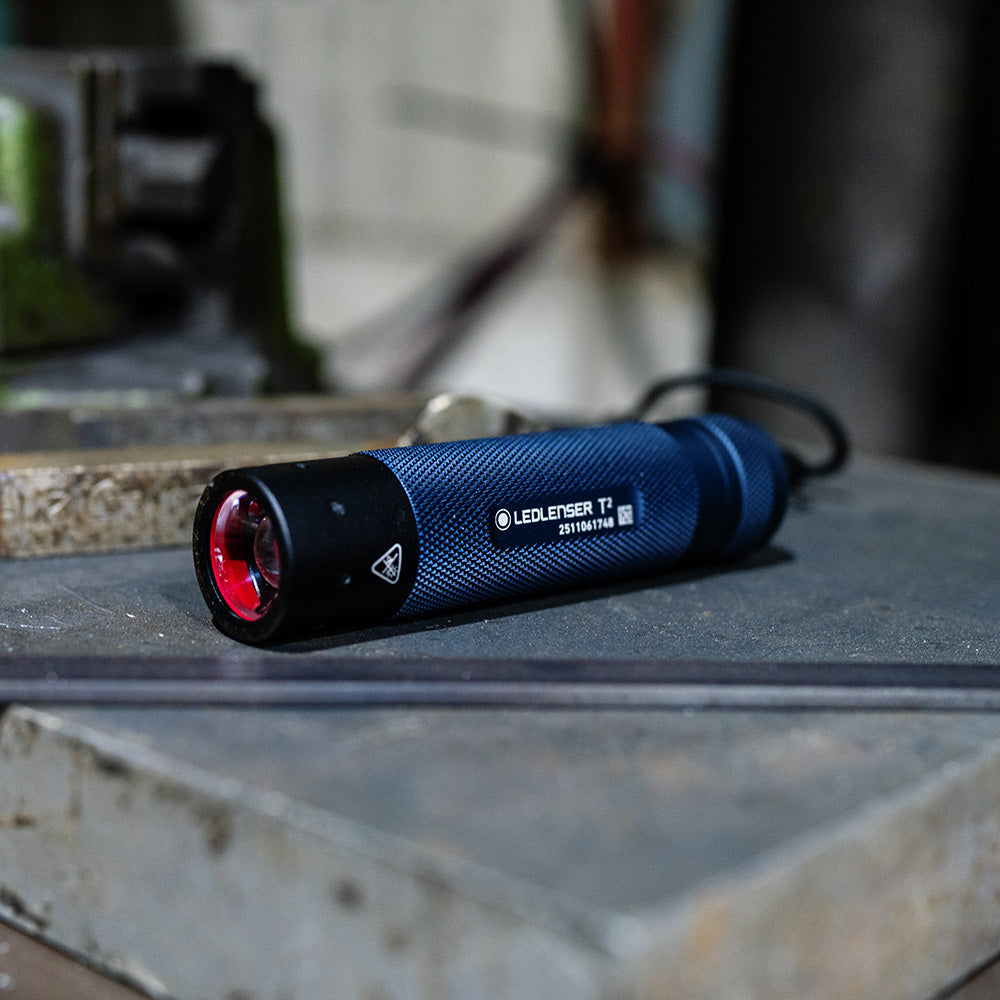 T2 25周年モデル | 乾電池仕様の携行コンパクトライト  限定色×製品登録で25年保証　数量限定品