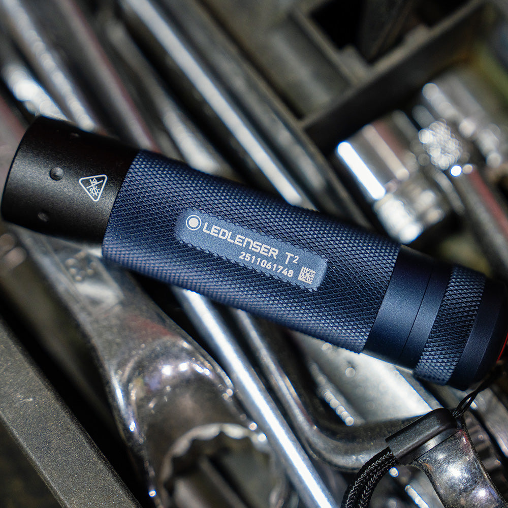 T2 25周年モデル | 乾電池仕様の携行コンパクトライト  限定色×製品登録で25年保証　数量限定品